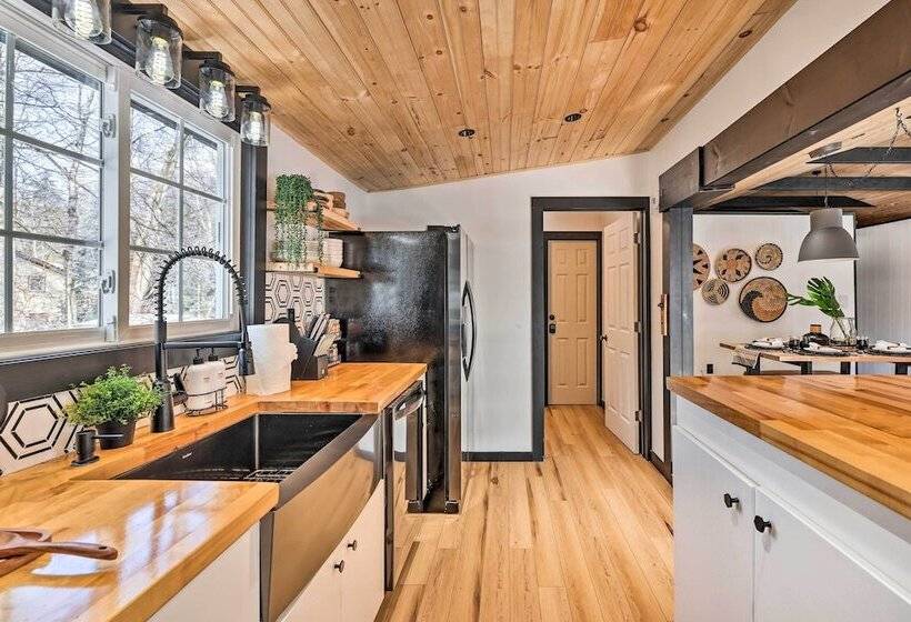 Pocono Lake Cabin W/ Hot Tub & Resort Amenities!