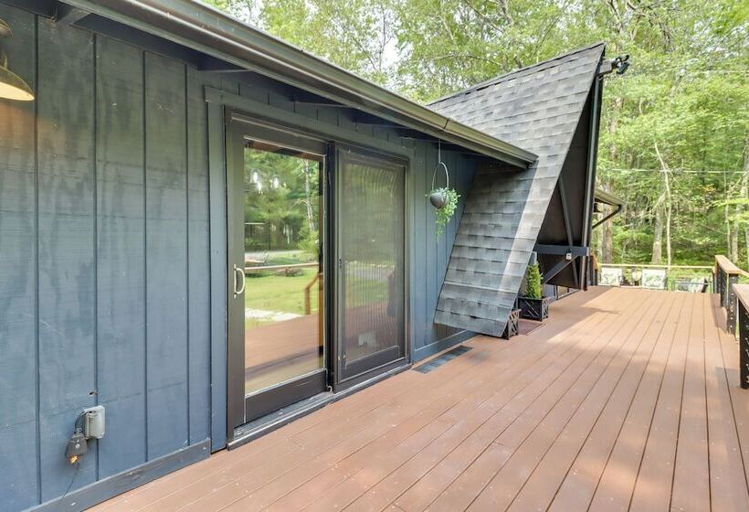 Pocono Lake Cabin W/ Hot Tub & Resort Amenities!