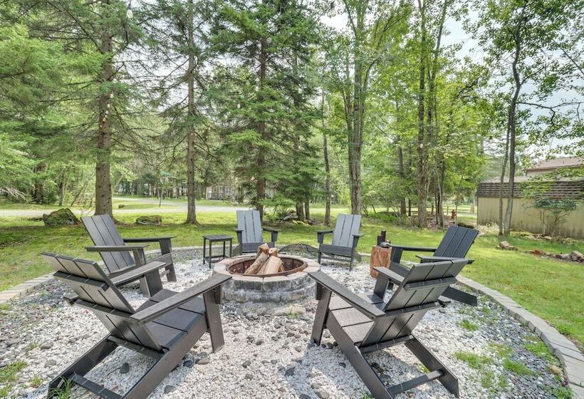 Pocono Lake Cabin W/ Hot Tub & Resort Amenities!