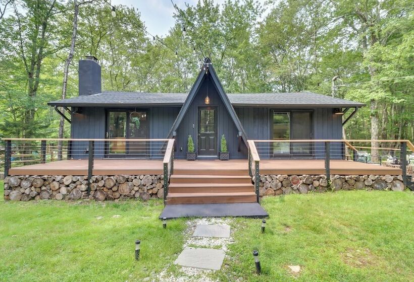 Pocono Lake Cabin W/ Hot Tub & Resort Amenities!