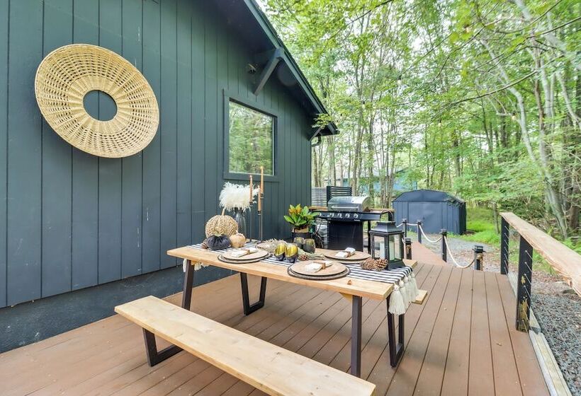 Pocono Lake Cabin W/ Hot Tub & Resort Amenities!