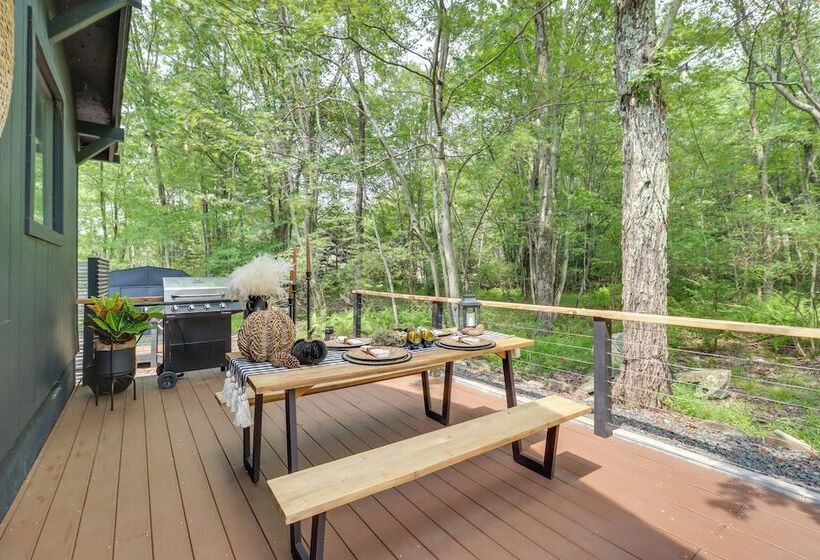 Pocono Lake Cabin W/ Hot Tub & Resort Amenities!