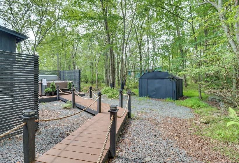 Pocono Lake Cabin W/ Hot Tub & Resort Amenities!