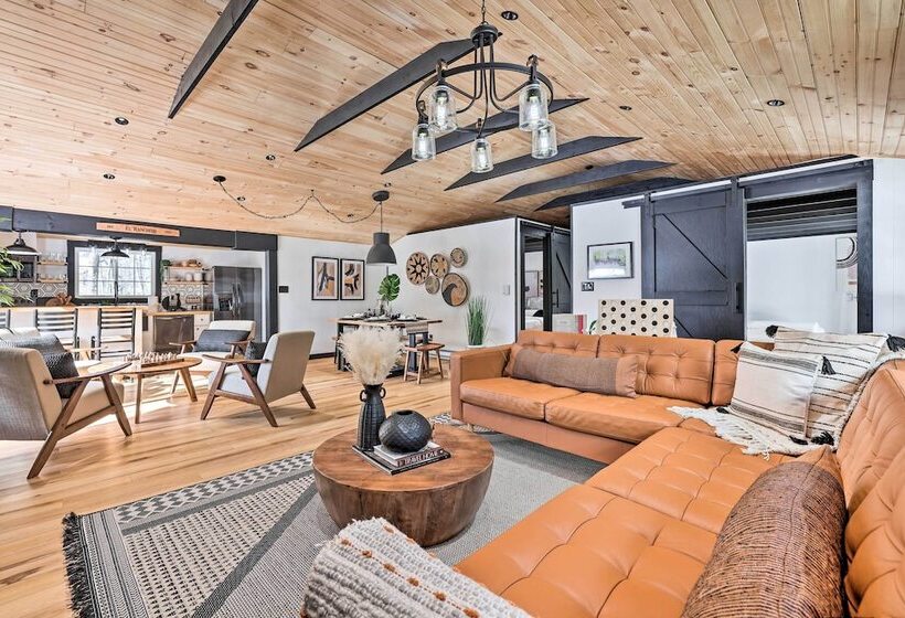 Pocono Lake Cabin W/ Hot Tub & Resort Amenities!