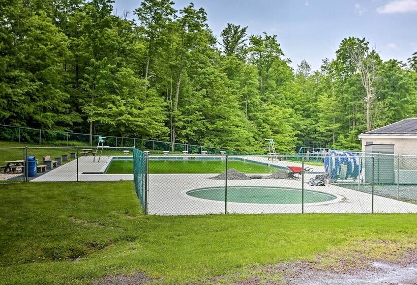 Pocono Lake Cabin W/ Hot Tub & Resort Amenities!