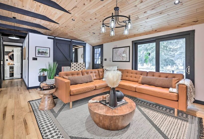 Pocono Lake Cabin W/ Hot Tub & Resort Amenities!