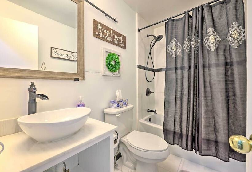 Poconos Retreat W/ Hot Tub, Balcony & Pool Access!