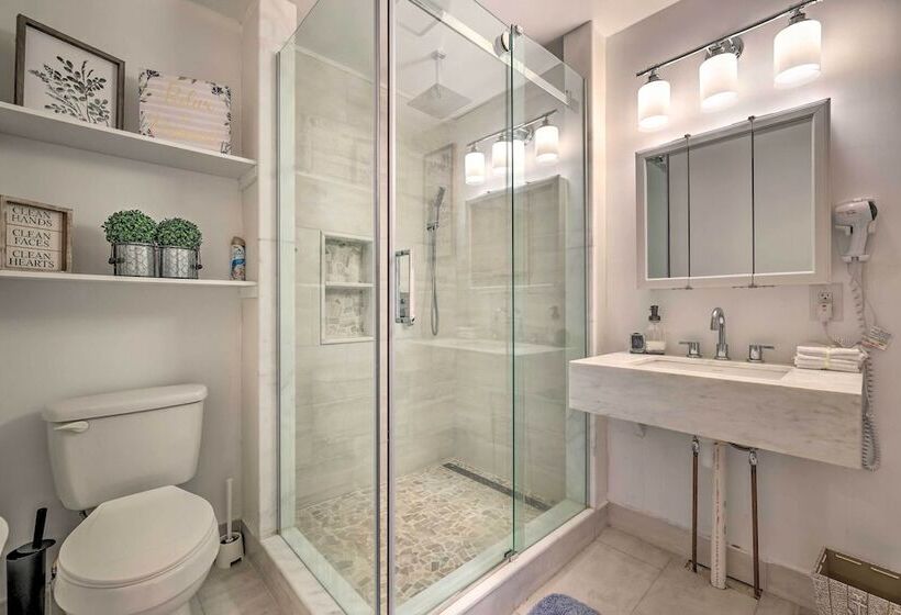 Poconos Retreat W/ Hot Tub, Balcony & Pool Access!