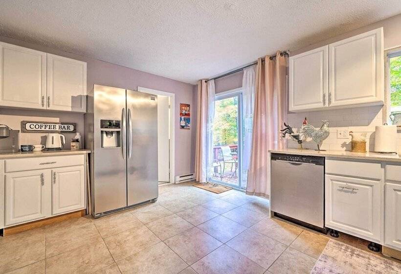 Poconos Retreat W/ Hot Tub, Balcony & Pool Access!