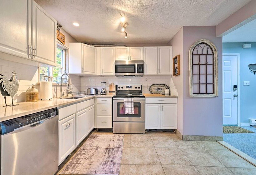 Poconos Retreat W/ Hot Tub, Balcony & Pool Access!