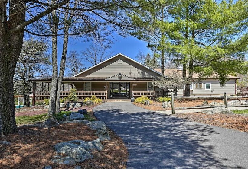 Poconos Retreat W/ Hot Tub, Balcony & Pool Access!