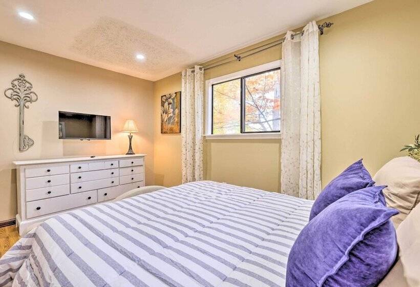 Poconos Retreat W/ Hot Tub, Balcony & Pool Access!