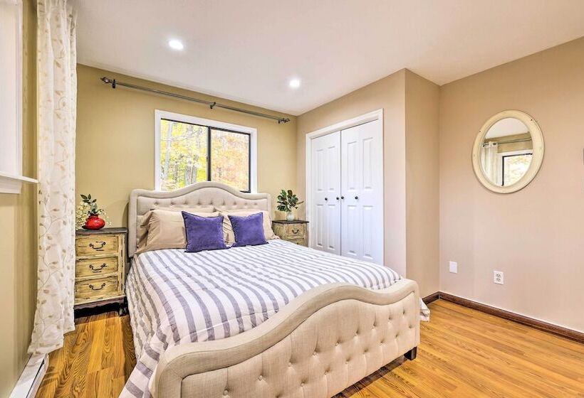 Poconos Retreat W/ Hot Tub, Balcony & Pool Access!