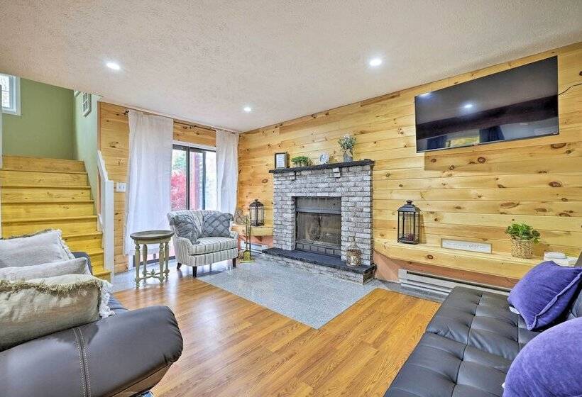 Poconos Retreat W/ Hot Tub, Balcony & Pool Access!