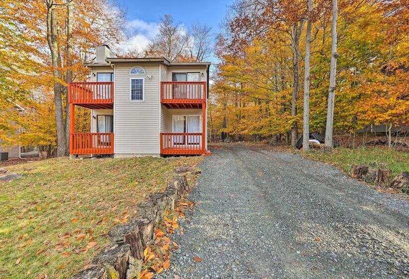 Poconos Retreat W/ Hot Tub, Balcony & Pool Access!