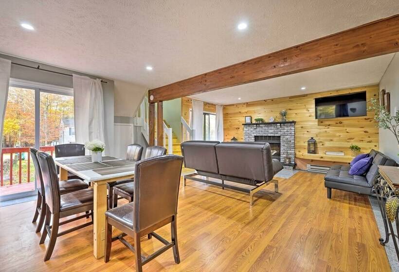Poconos Retreat W/ Hot Tub, Balcony & Pool Access!