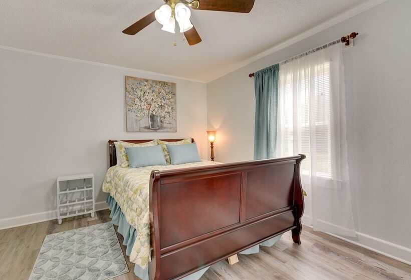 Rock Hill Cottage W/ Spacious Yard & Fire Pit!