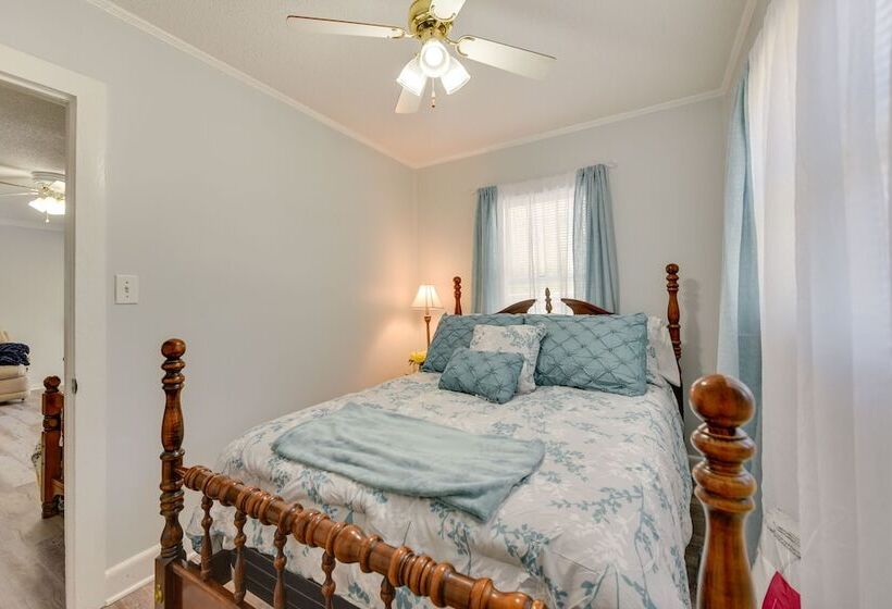 Rock Hill Cottage W/ Spacious Yard & Fire Pit!