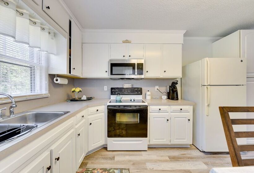 Rock Hill Cottage W/ Spacious Yard & Fire Pit!