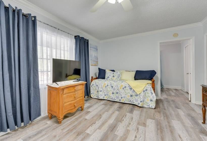 Rock Hill Cottage W/ Spacious Yard & Fire Pit!