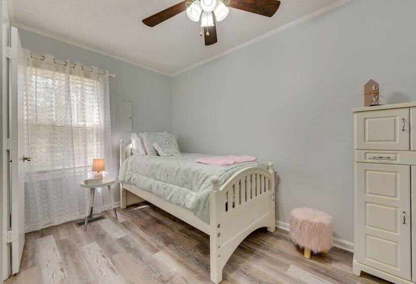 Rock Hill Cottage W/ Spacious Yard & Fire Pit!