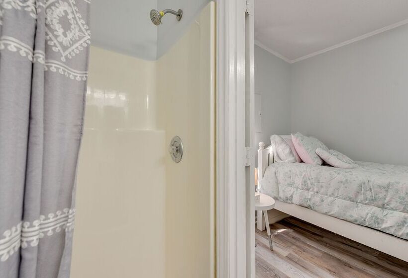 Rock Hill Cottage W/ Spacious Yard & Fire Pit!