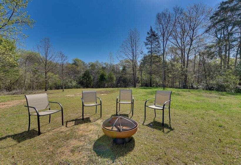 Rock Hill Cottage W/ Spacious Yard & Fire Pit!