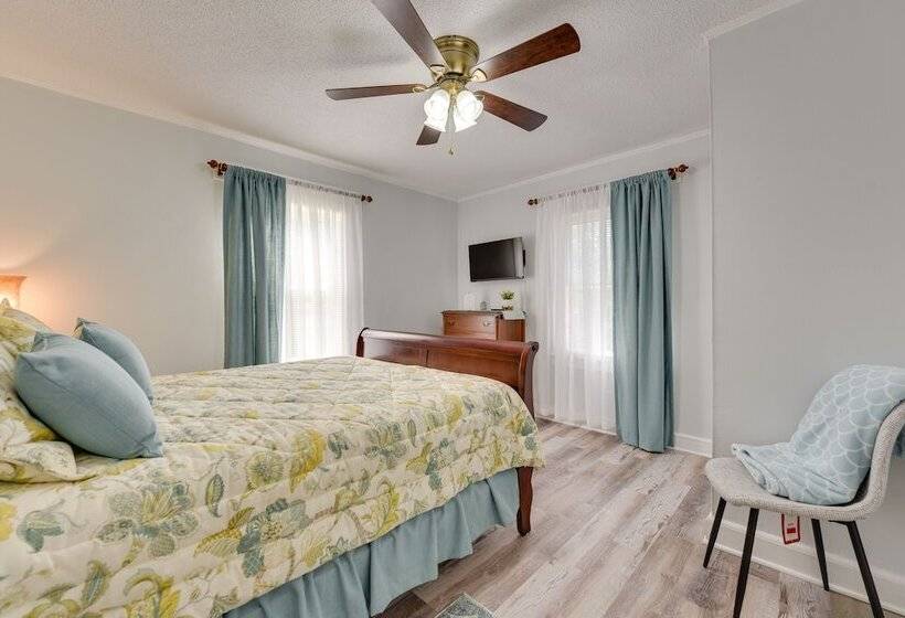 Rock Hill Cottage W/ Spacious Yard & Fire Pit!