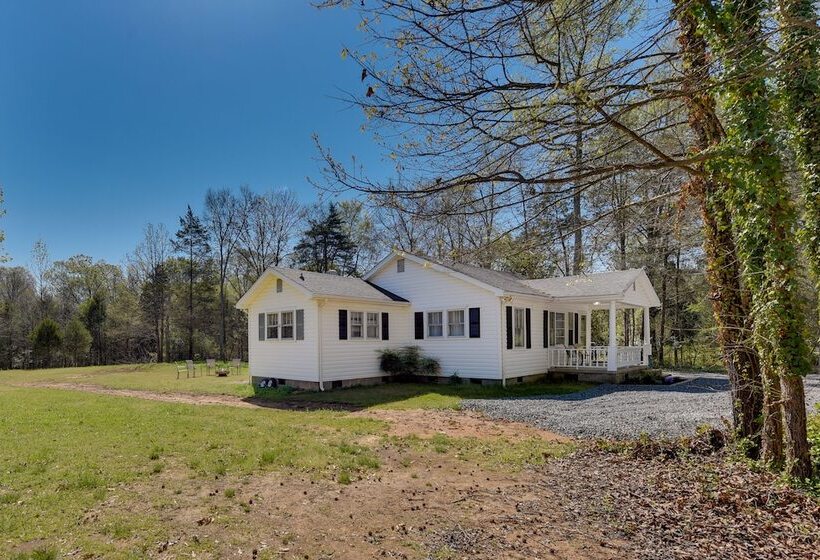 Rock Hill Cottage W/ Spacious Yard & Fire Pit!