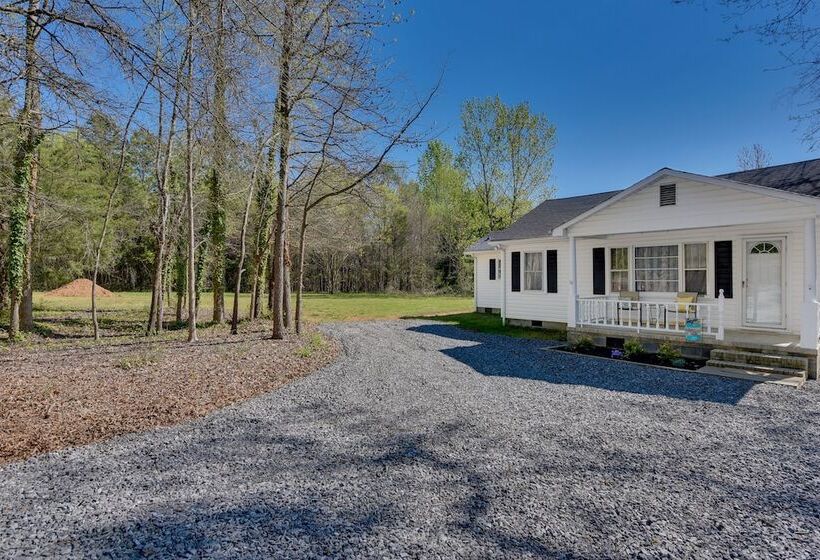 Rock Hill Cottage W/ Spacious Yard & Fire Pit!