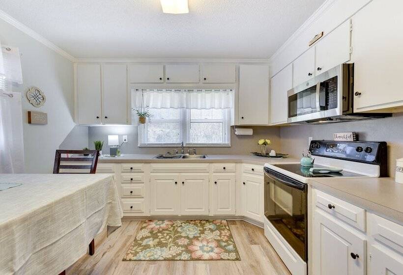 Rock Hill Cottage W/ Spacious Yard & Fire Pit!