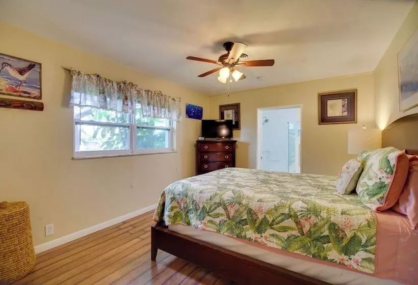 Satellite Beach  Sunshine House  W/ Hot Tub!