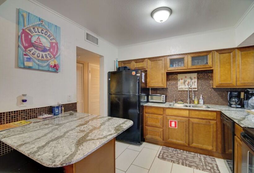 Satellite Beach  Sunshine House  W/ Hot Tub!