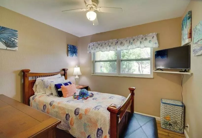 Satellite Beach  Sunshine House  W/ Hot Tub!