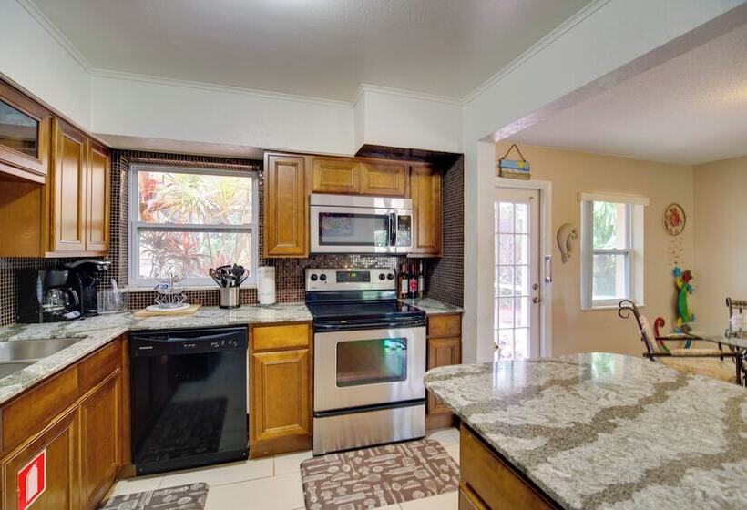 Satellite Beach  Sunshine House  W/ Hot Tub!