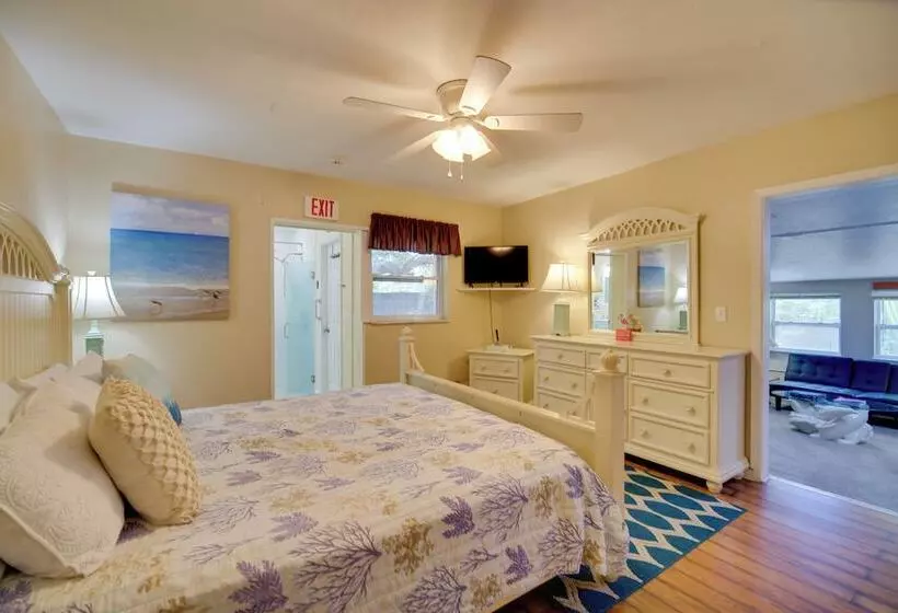 Satellite Beach  Sunshine House  W/ Hot Tub!