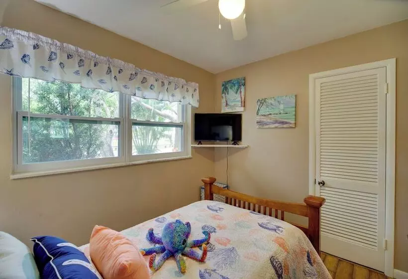 Satellite Beach  Sunshine House  W/ Hot Tub!