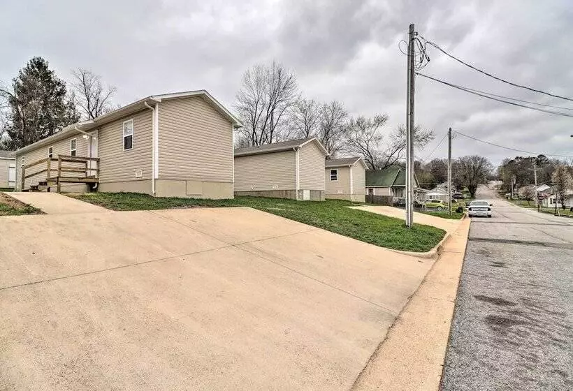 Stylish & Family Friendly West Plains Home!