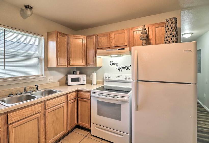 Stylish & Family Friendly West Plains Home!