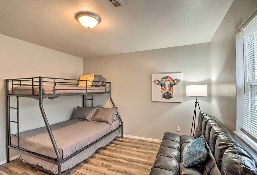 Stylish & Family Friendly West Plains Home!