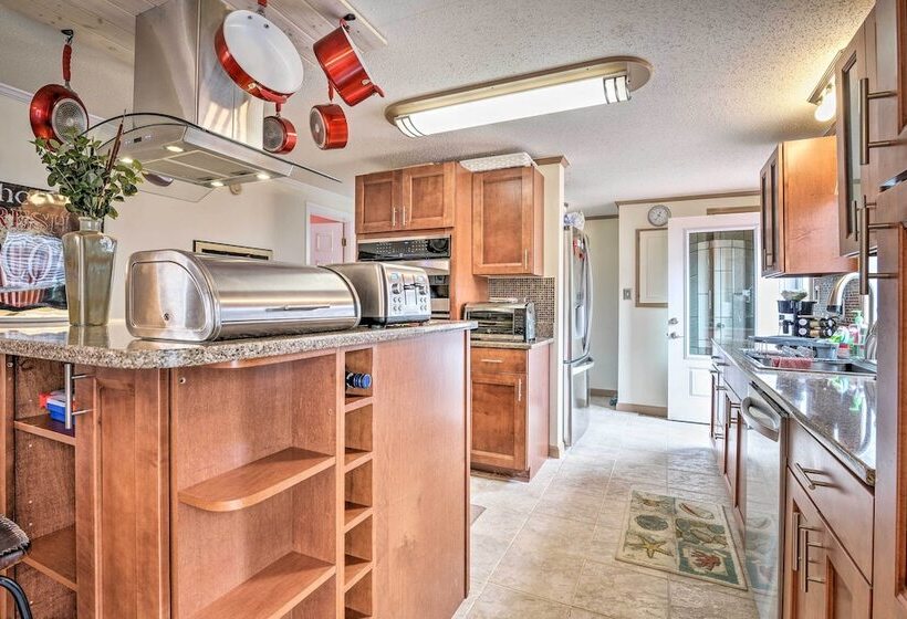 Surfside Beach Home W/ Resort Perks: Walk To Beach