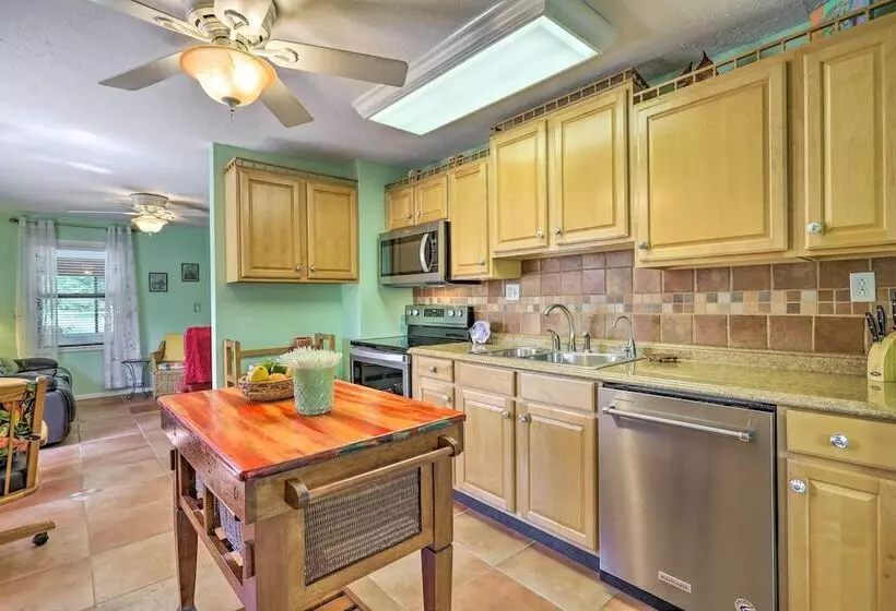 Vibrant Rockledge Home ~ 2 Mi To Cocoa Village!