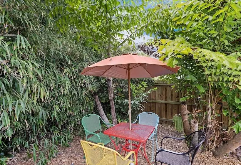 Vibrant Rockledge Home ~ 2 Mi To Cocoa Village!