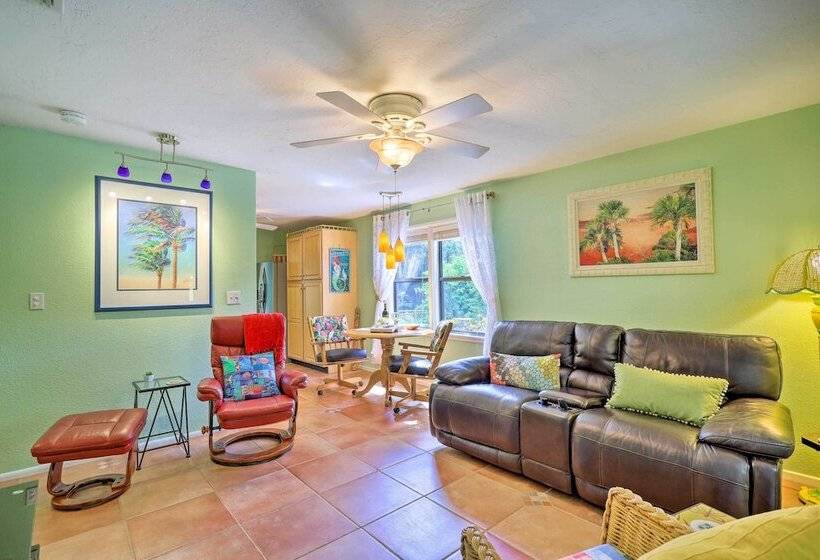 Vibrant Rockledge Home ~ 2 Mi To Cocoa Village!