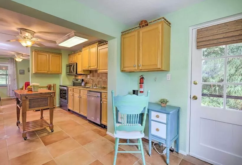 Vibrant Rockledge Home ~ 2 Mi To Cocoa Village!