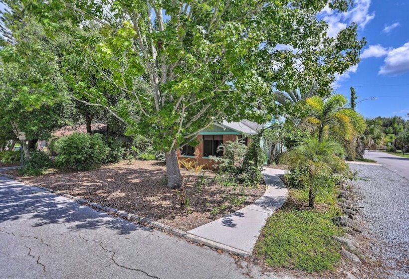 Vibrant Rockledge Home ~ 2 Mi To Cocoa Village!