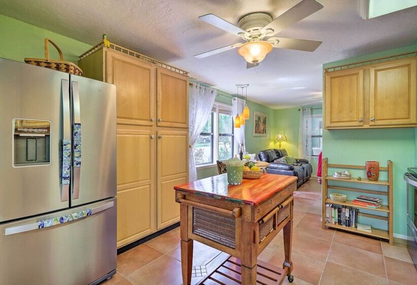 Vibrant Rockledge Home ~ 2 Mi To Cocoa Village!