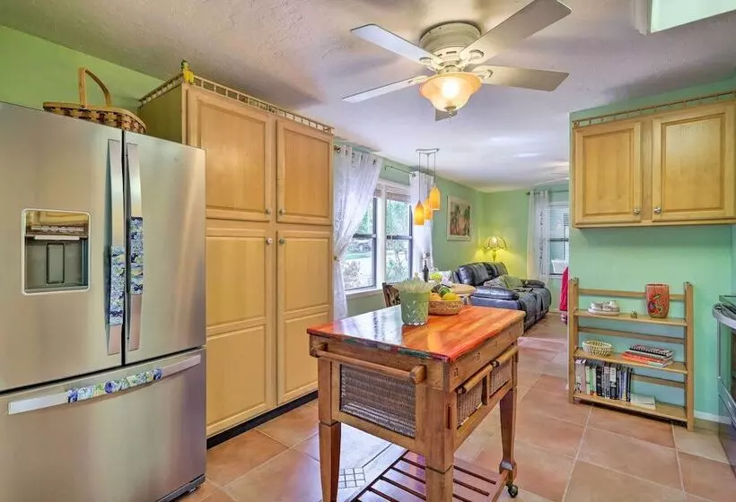 Vibrant Rockledge Home ~ 2 Mi To Cocoa Village!