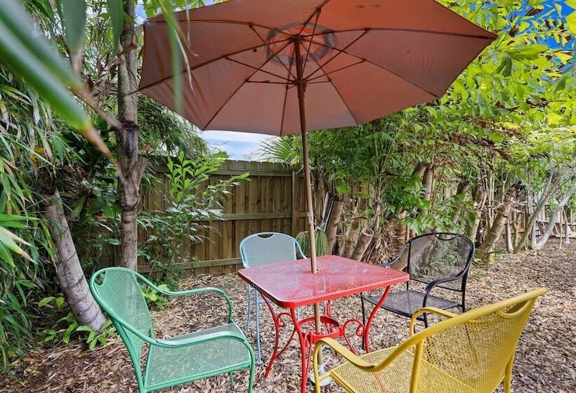 Vibrant Rockledge Home ~ 2 Mi To Cocoa Village!