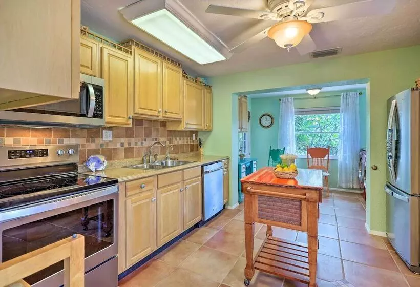 Vibrant Rockledge Home ~ 2 Mi To Cocoa Village!